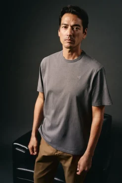 Camiseta básica com bordado de avião