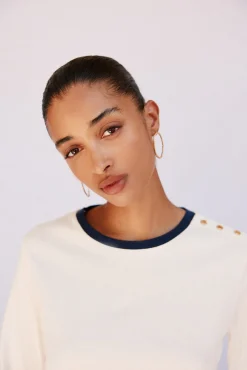 Camiseta básica com botões dourados