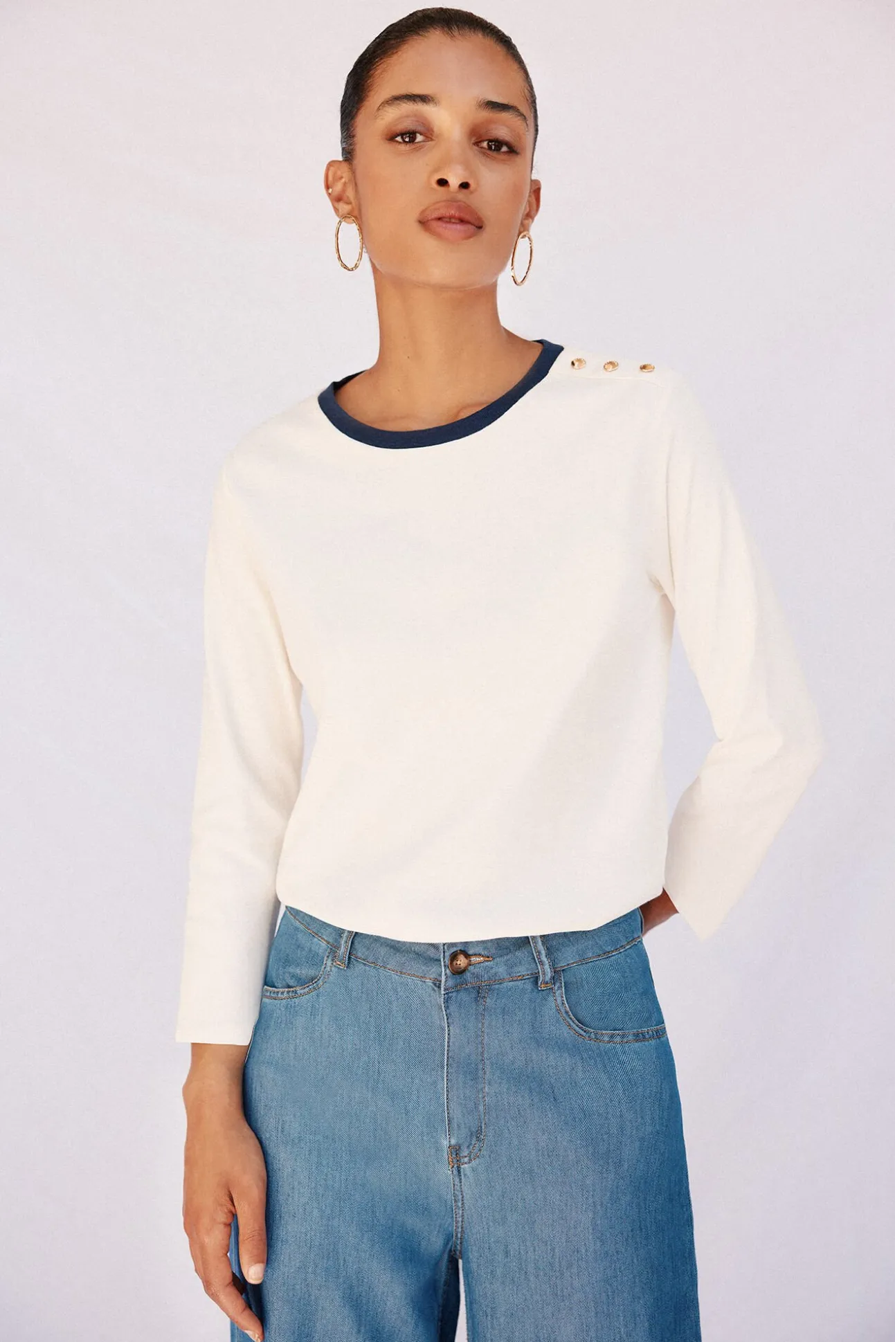 Camiseta básica com botões dourados