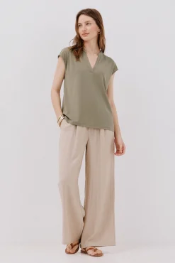 Camiseta básica com gola mao negada