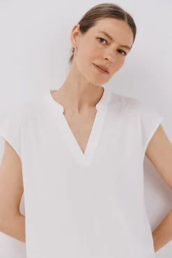 Camiseta básica com gola mao negada
