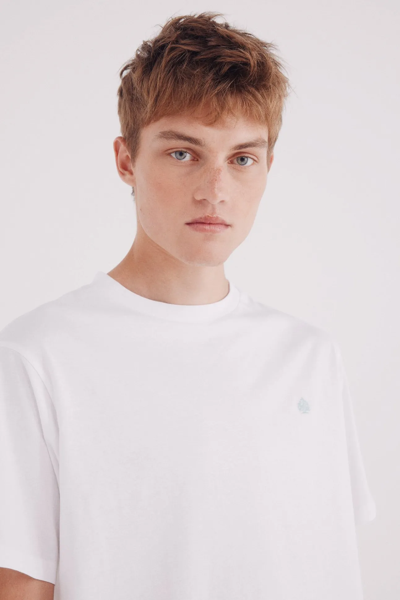 Camiseta básica com gola redonda