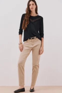 Camiseta com detalhes em renda floral