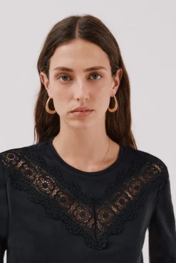 Camiseta com detalhes em renda floral
