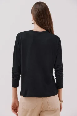 Camiseta com detalhes em renda floral