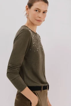 Camiseta com detalhes em pérola e strass