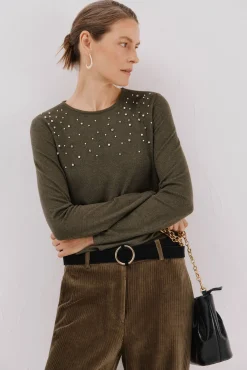 Camiseta com detalhes em pérola e strass
