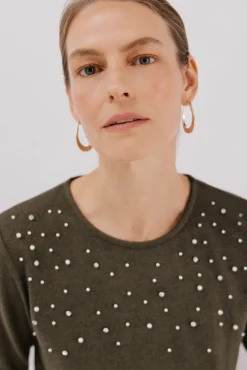 Camiseta com detalhes em pérola e strass