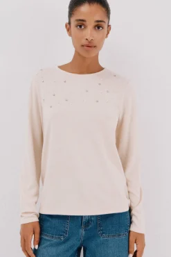 Camiseta com detalhes em pérola e strass