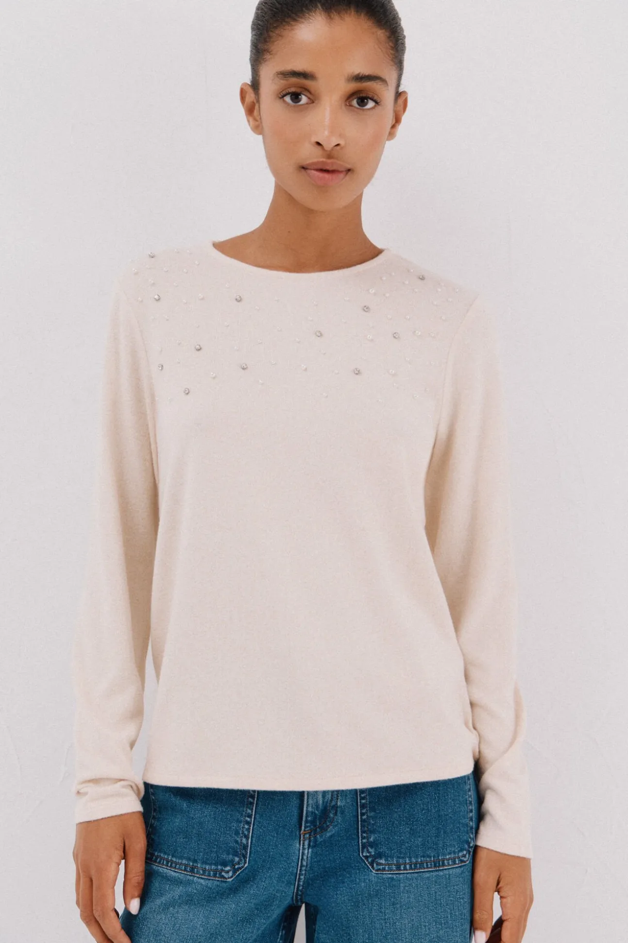 Camiseta com detalhes em pérola e strass