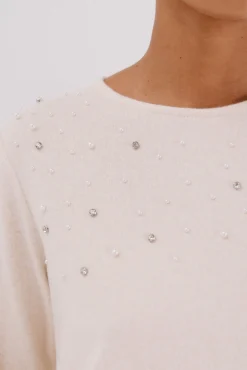 Camiseta com detalhes em pérola e strass