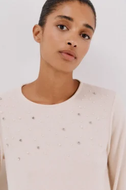 Camiseta com detalhes em pérola e strass