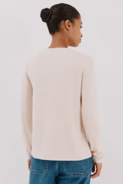 Camiseta com detalhes em pérola e strass