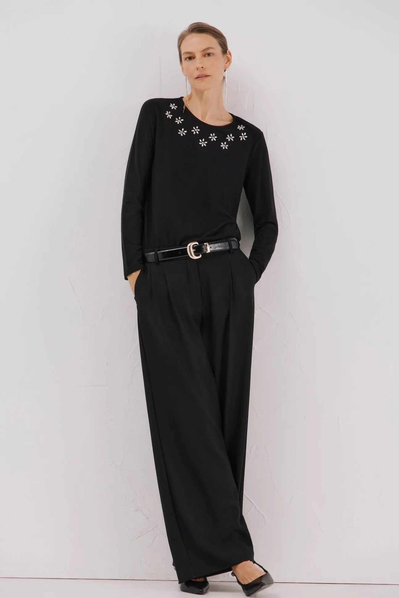 Camiseta com detalhes em strass