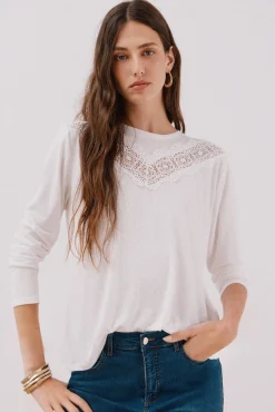 Camiseta com detalhes em renda floral