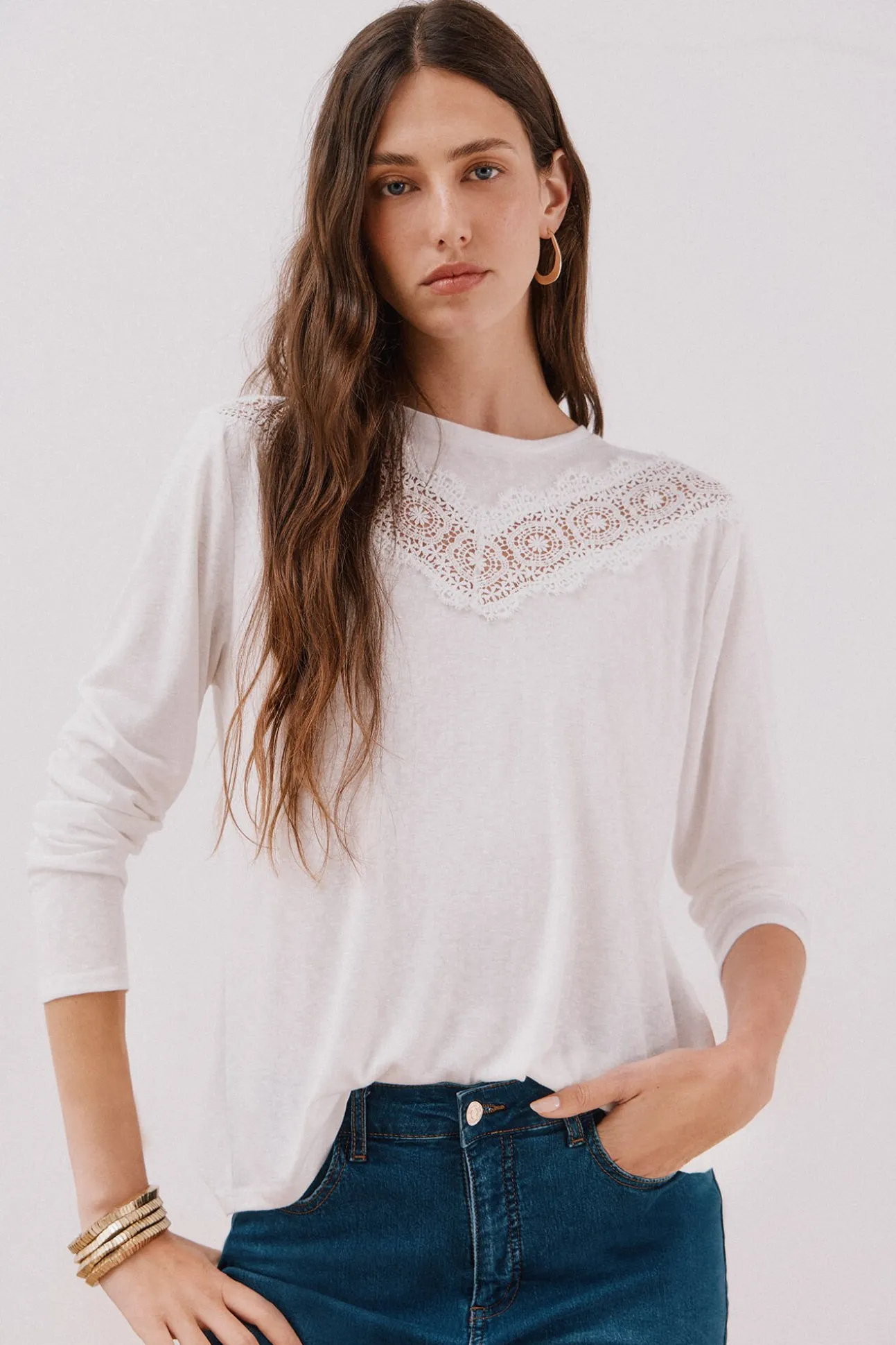 Camiseta com detalhes em renda floral