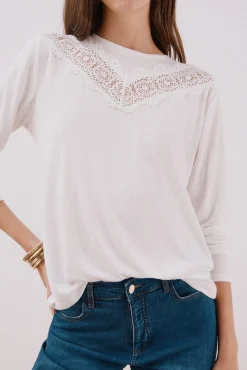 Camiseta com detalhes em renda floral