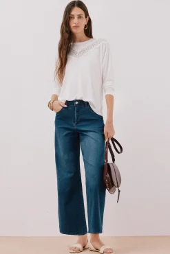 Camiseta com detalhes em renda floral