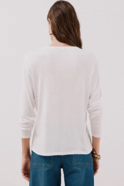 Camiseta com detalhes em renda floral
