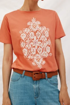 Camiseta com estampado posicional