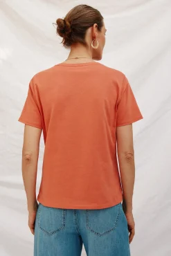 Camiseta com estampado posicional