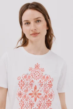 Camiseta com estampado posicional