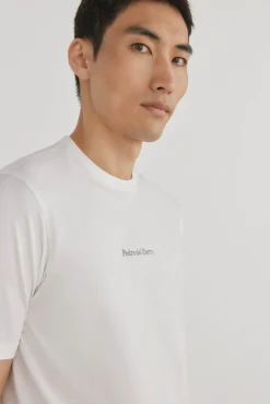 Camiseta com logo posicional