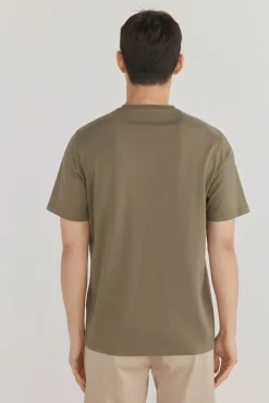 Camiseta com logo posicional