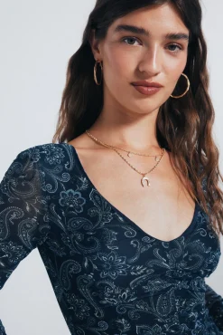 Camiseta de chiffon com decote franzido estampado