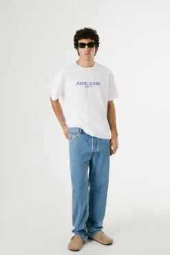 Camiseta de manga curta com logo e estampa nas costas.