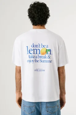 Camiseta de manga curta com logo e estampa nas costas.
