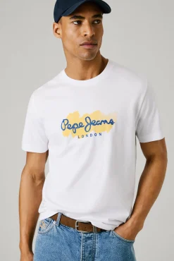 Camiseta de manga curta com logo e estampado frontal.