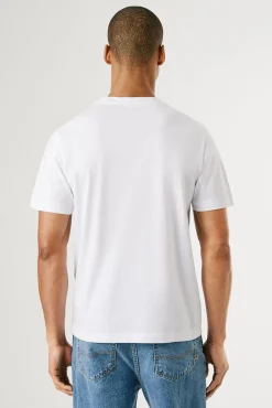 Camiseta de manga curta com logo e estampado frontal.