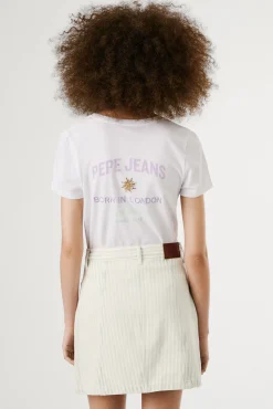 Camiseta de manga curta com logo bordado e desenho nas costas.