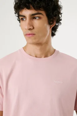 Camiseta de manga curta com logo bordado.