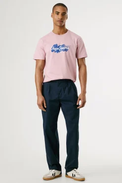 Camiseta de manga curta com logo e estampado frontal.