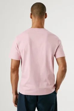 Camiseta de manga curta com logo e estampado frontal.
