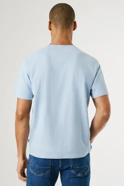Camiseta de manga curta com logo bordado.
