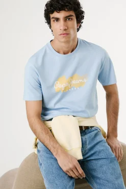 Camiseta de manga curta com logo e estampado frontal.