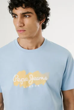 Camiseta de manga curta com logo e estampado frontal.