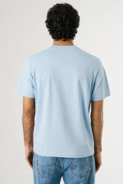 Camiseta de manga curta com logo e estampado frontal.