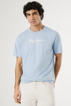 Camiseta de manga curta com logo frontal.