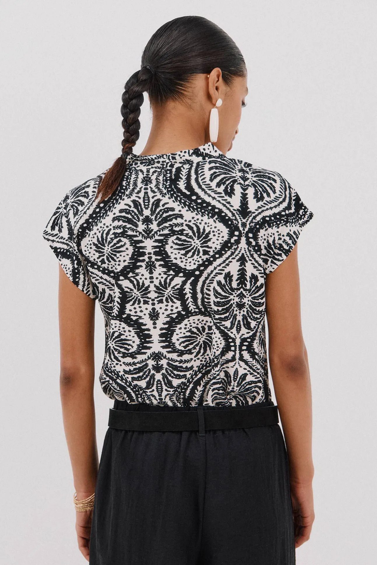 Camiseta estampada com decote em bico franzido