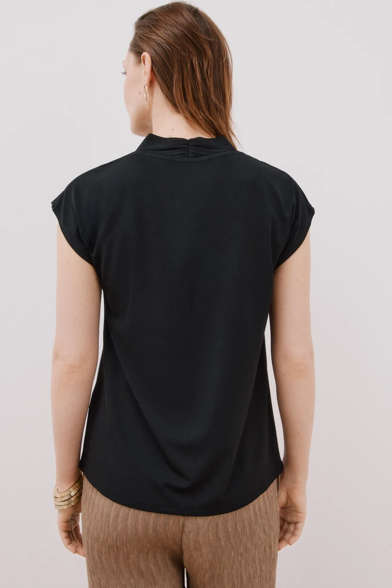 Camiseta estampada com decote em bico franzido