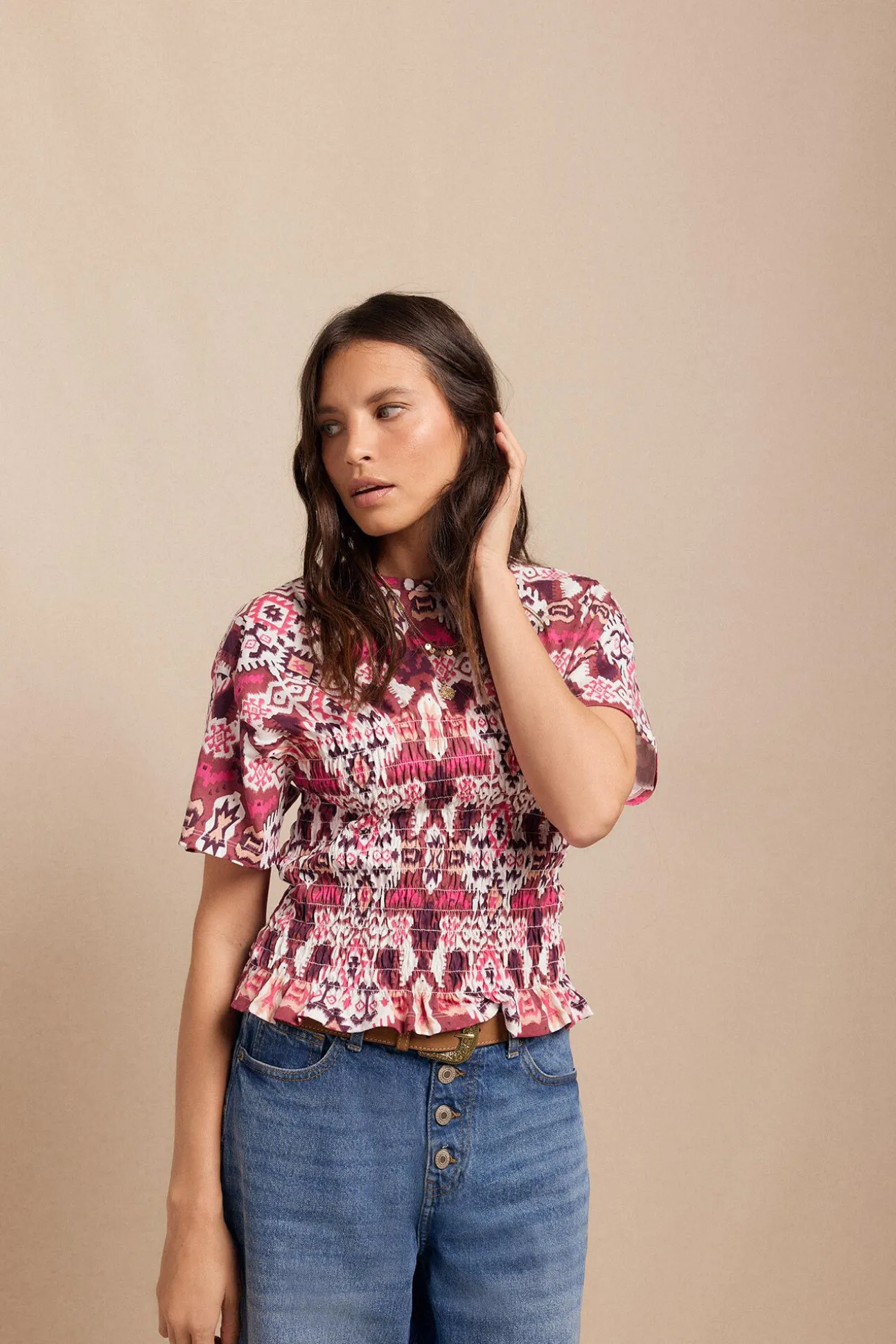 Camiseta estampada em favo de mel