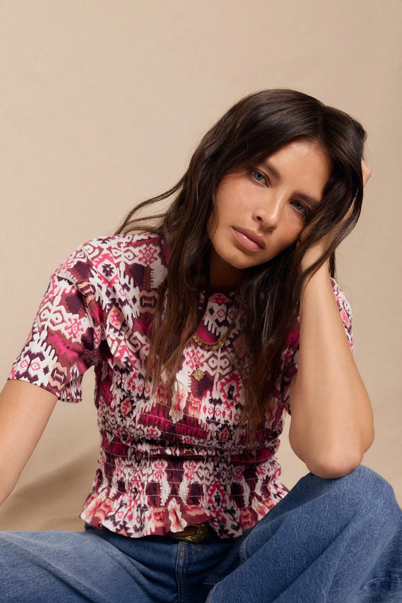 Camiseta estampada em favo de mel