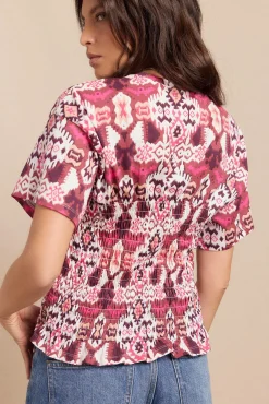 Camiseta estampada em favo de mel