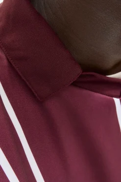 Camiseta estilo esportivo