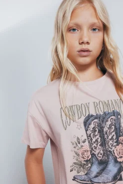 Camiseta feminina com botas de cowboy
