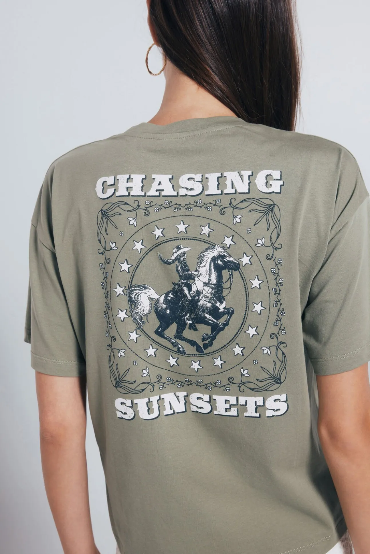 Camiseta gráfica ocidental